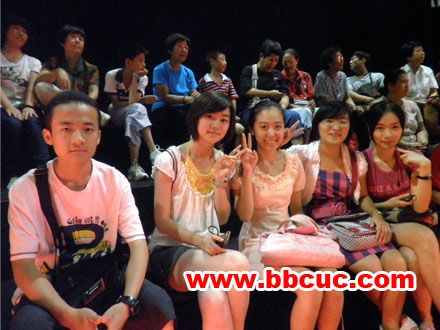 播音班学员叶茂与同学在电视台录制现场